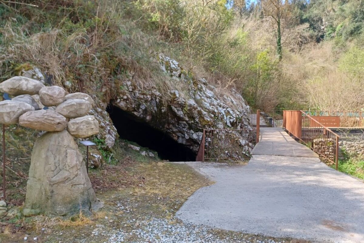 Cueva de las Aguas en Novales: Prehistoria en el Camino del Norte