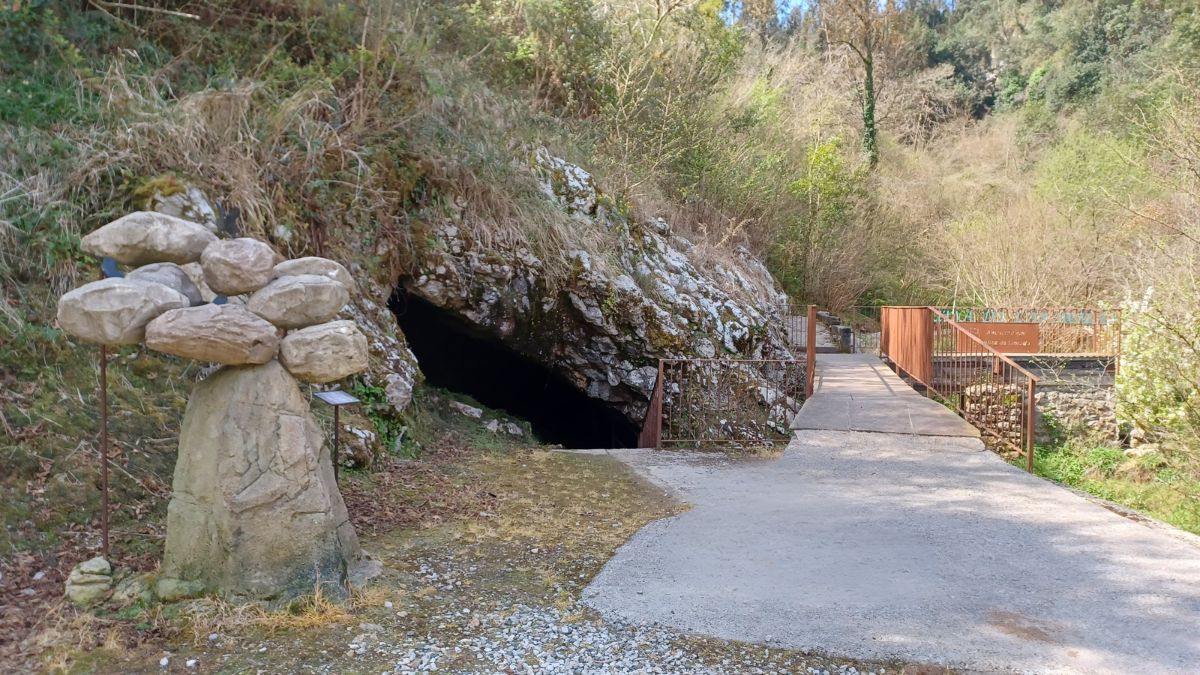 Lee más sobre el artículo Cueva de las Aguas en Novales: Prehistoria en el Camino del Norte